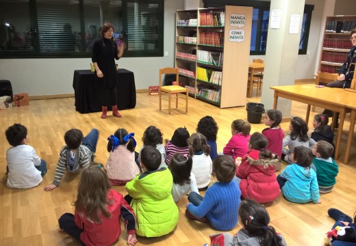 Raquel Queizás fai parada na biblioteca de Ordes coas súas ‘Historias da maletra’